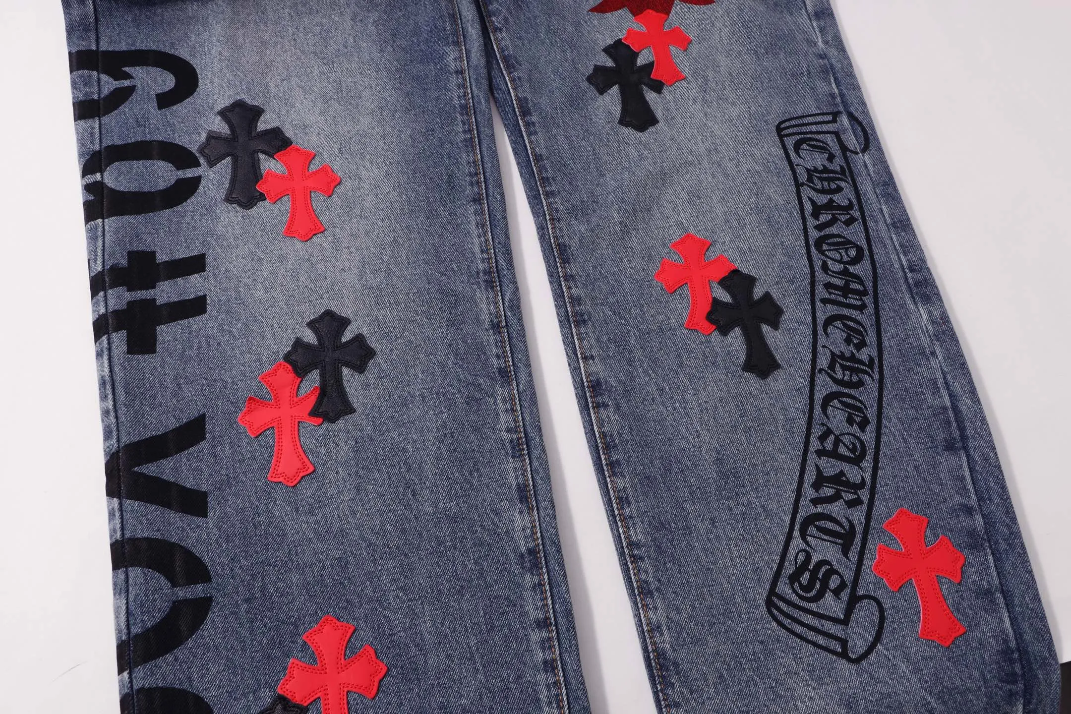 P260 Style No.: H97 Croxin & 𝐂𝐡𝐫𝐨𝐦𝐞 𝐇𝐞𝐚𝐫𝐭 Pingtai SS25 blue and red printed jeans. Styles with different wash textures are very friendly to people with thin legs. The slightly flared version perfectly modifies the leg shape. The timeless and moderate length makes it easy to match and match. It is the basis for various styles and is a must-have in your wardrobe! The fabric is stiff but also makes the upper body soft without losing texture. The washing process is even more perfect. It is a must-have item for everyone! ! ! Washed wheat, hang tag, pants label, three labels complete Color: blue Size: 28-30-32-34-36